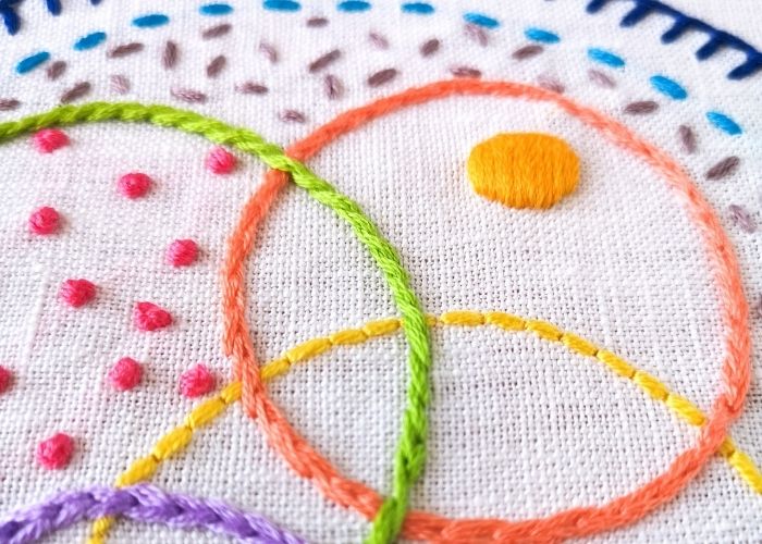 10 points de broderie à la main à apprendre. Cours gratuit en ligne