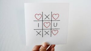 Tarjeta de papel bordada a mano con diseño Love Tic Tac Toe