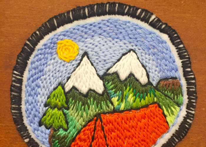 Embroidered patch with buttonhole stitch border