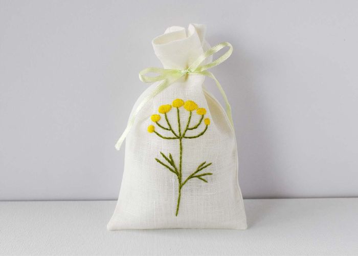 Scented sachet with a floral embroidery