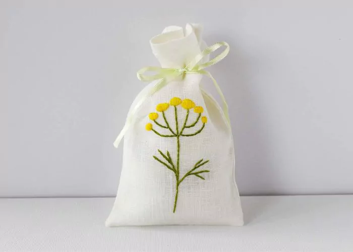 Scented sachet with a floral embroidery