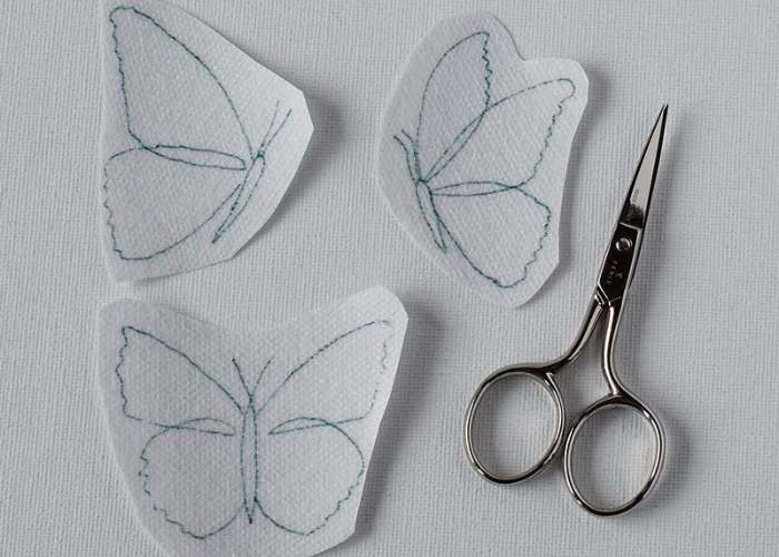 Contornos de mariposa dibujados sobre estabilizador soluble listos para bordar