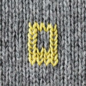 Duplicate stitch front side - broderie en fil jaune sur tricot gris