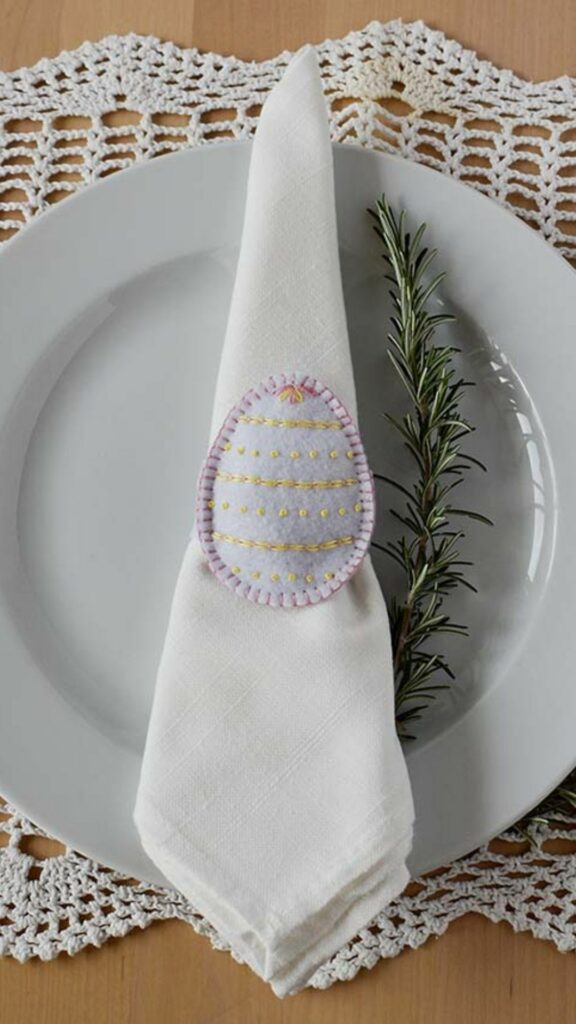 Easter napkin rings with hand embroidered eggs. DIY tutorial