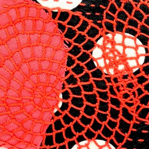 Points de couverture rouges remplis de cercles sur un tissu noir