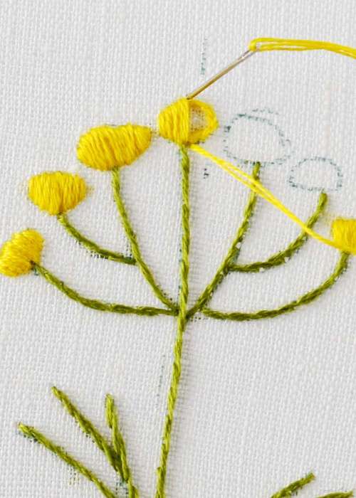 Broderie de fleurs jaunes au point de satin