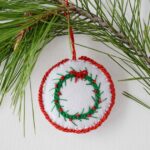 Ornamenti natalizi fai da te con ricamo di ghirlande