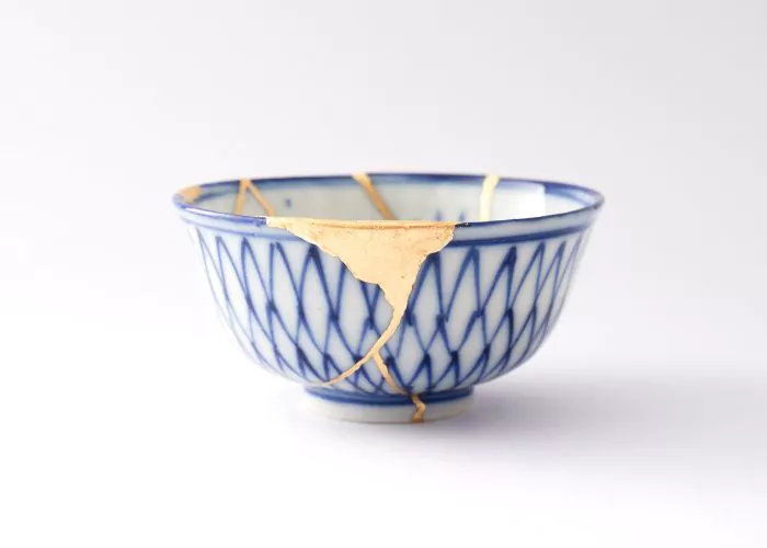 Kintsugi mending with gold