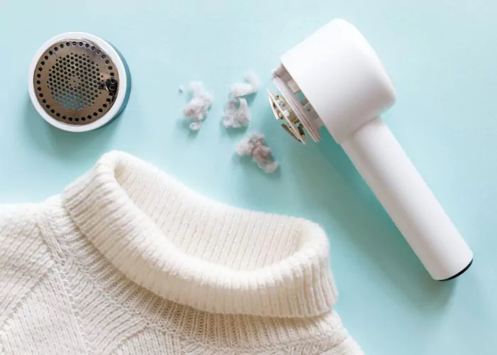 knitted mending: Remove pill from the sweater