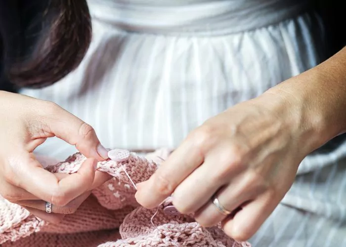 visible Mending knitwear: Sewing a button