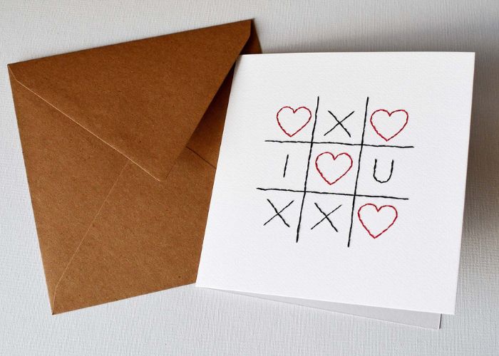 Tarjeta de San Valentín bordada en papel XOXO