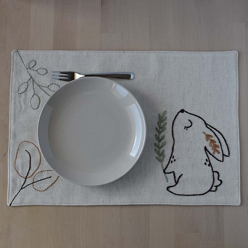 Set de table de Pâques avec lapin brodé