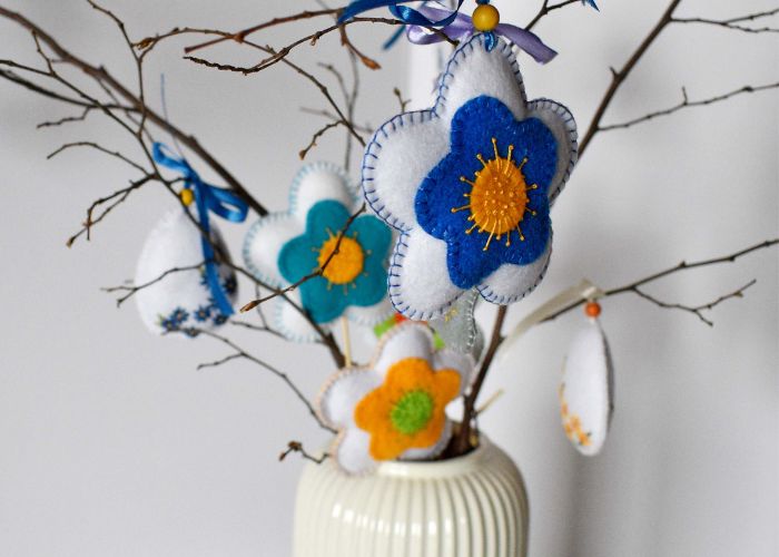 Ornamenti floreali in feltro sull'albero di Pasqua