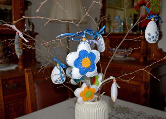 Blumenschmuck am Osterbaum zusammen mit Osterhasen und Eiern