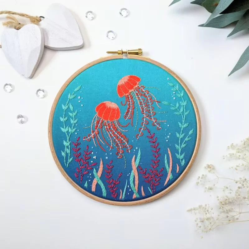 Jellyfish Cove - kit de broderie sur le thème sous-marin, tropical, océan et voyage par Tales From The Hoop