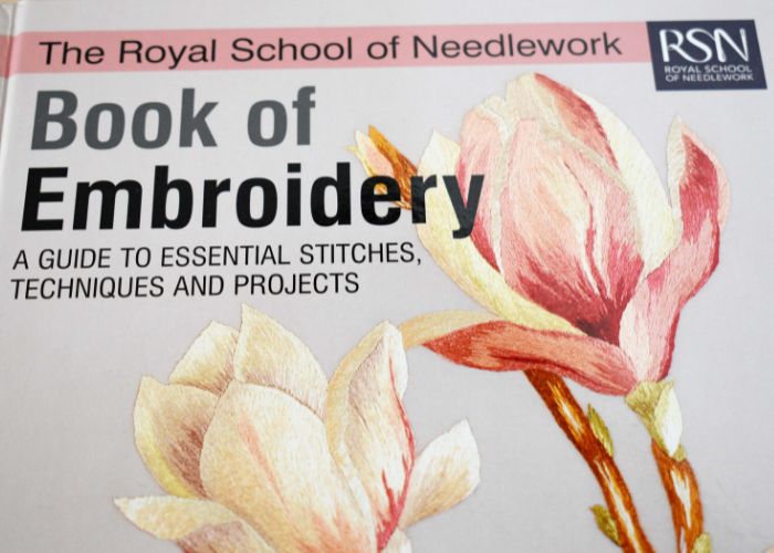 Book of Embroidery: Ein Leitfaden für die wichtigsten Stiche, Techniken und Projekte