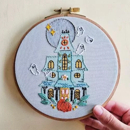 Linda casa embrujada - por TheKitschyStitcher en Etsy