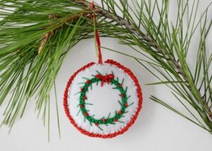 Christmas ornament with wreath embroidery made with hungarian braided chain stitch