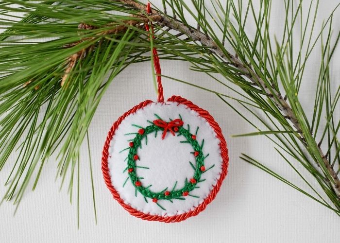 Christmas ornament with wreath embroidery made with hungarian braided chain stitch