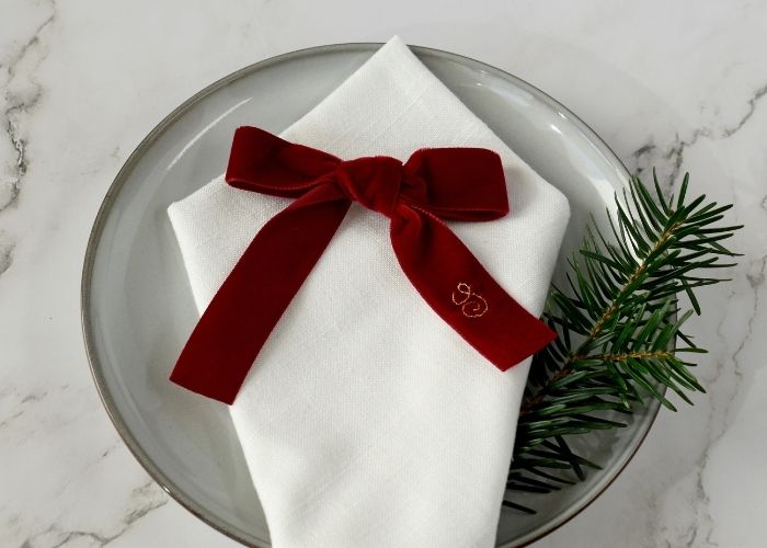 Table decor with a monogrammed velvet ribbon bow