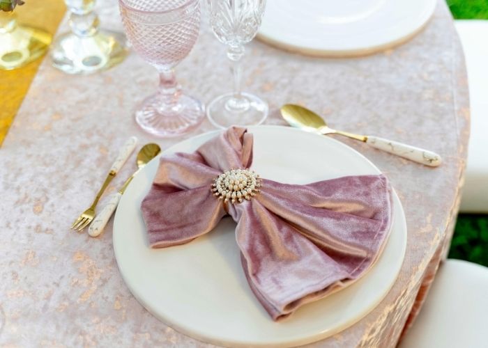 Decoración de mesa de boda con cinta de terciopelo rosa