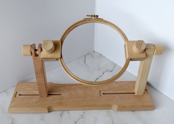 Adjustable tabletop hoop stand