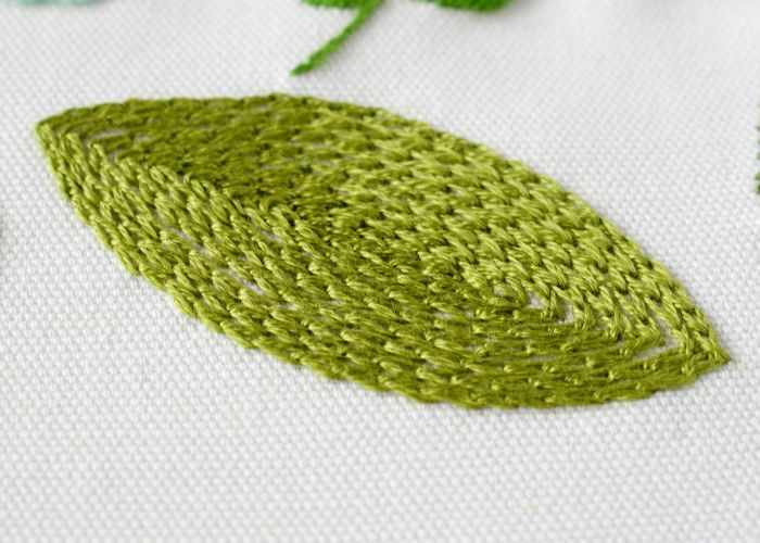 Chain stitch filling leaf