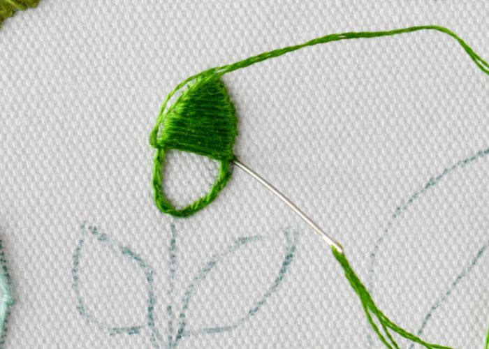 Satin stitch filling for leaf embroidery