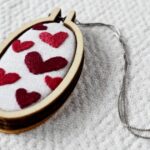 Tutorial sul mini ciondolo a cerchio + schema di ricamo a cuore gratuito: Crea splendidi regali!