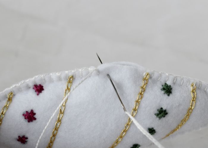 Closing the gap on the side of the ornament with blanket stitch image