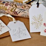 Etichette regalo di Natale fai da te con ricamo a fiocco di neve: Guida passo passo + Modelli PDF gratuiti