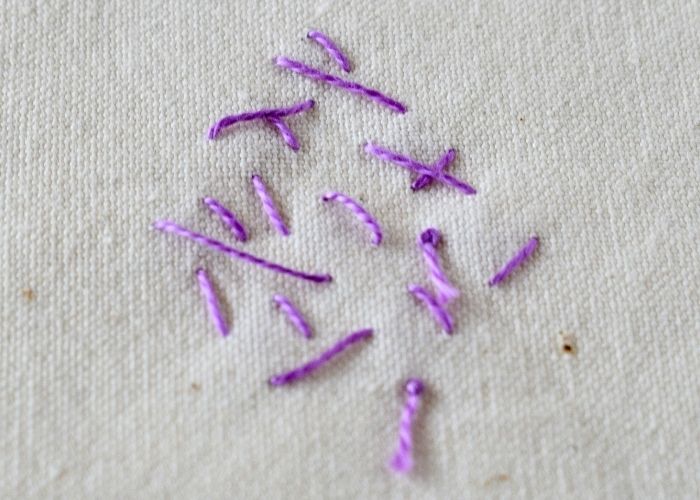 Immagine del rovescio del ricamo a mano del nodo a quattro gambe