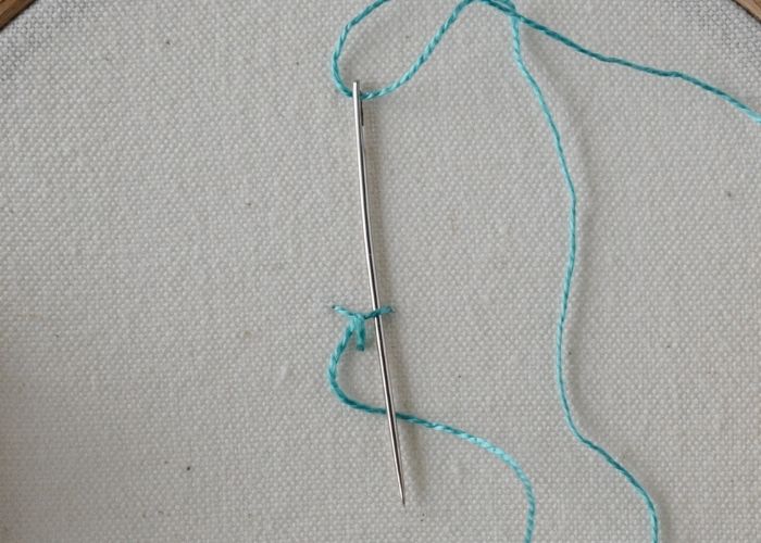 Tutorial per il ricamo a mano del nodo danese passo 4 immagine