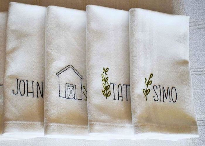 Tovaglioli in tessuto ricamati a mano con immagine dei nomi