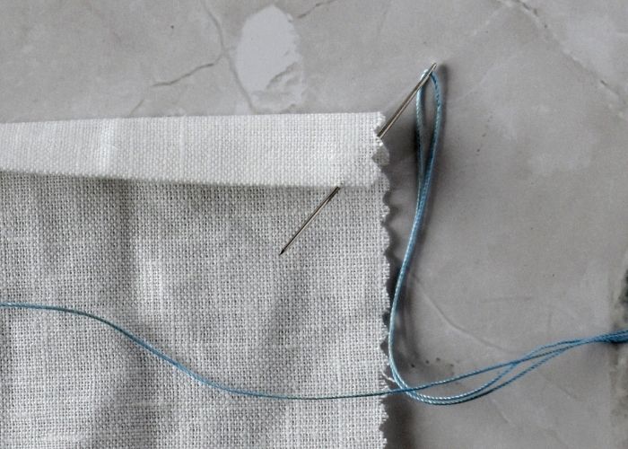 Tutorial per cucire l'orlo a mano con il punto Slip Stitch, passo 2 immagine