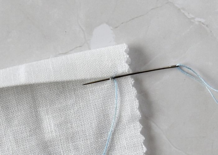 Tutorial per cucire l'orlo a mano con il punto Slip Stitch, passo 3 immagine