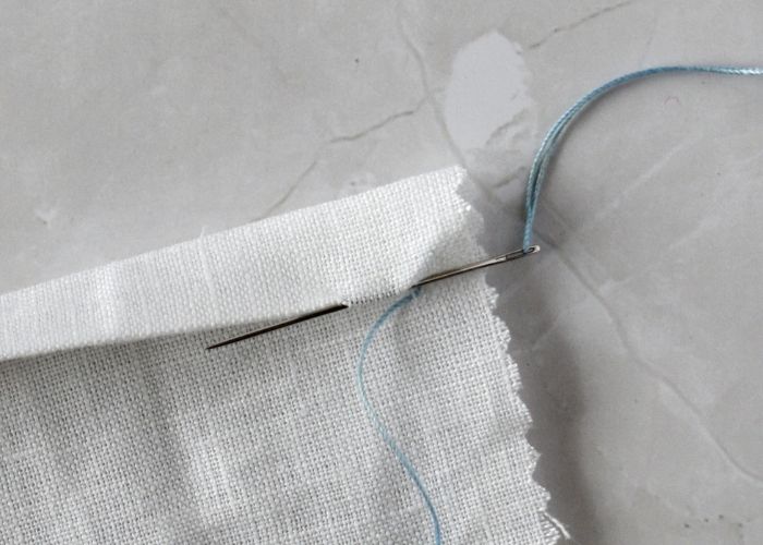 Tutorial per cucire l'orlo a mano con il punto Slip Stitch, passo 4 immagine