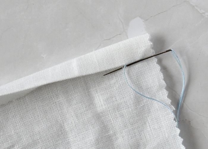 Tutorial per cucire l'orlo a mano con il punto Slip Stitch, passo 5 immagine