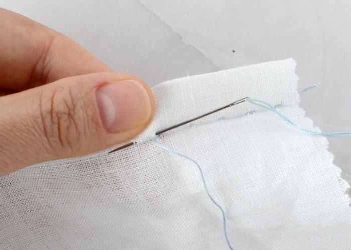 Tutorial per cucire l'orlo a mano con il punto Slip Stitch passo 7 immagine