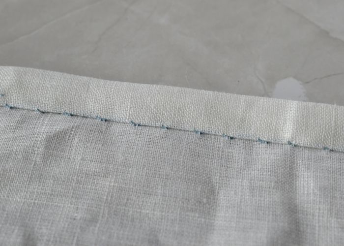 Immagine del lato posteriore dell'orlo cucito a mano con punto a scorrimento