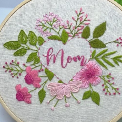 Immagine del kit per il ricamo del cuore floreale