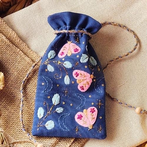 Modello di marsupio ricamato Moth and Moon su Etsy image