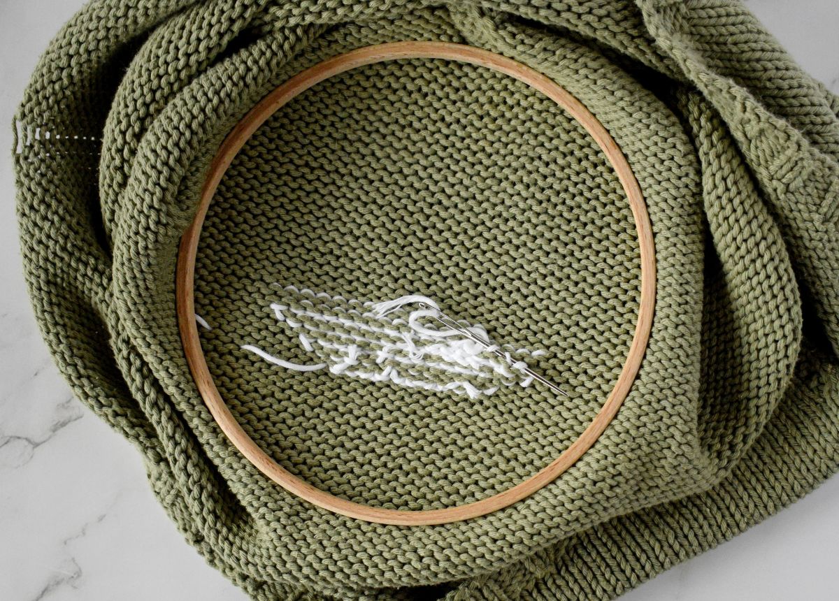 Securing the threads on the back for garments image